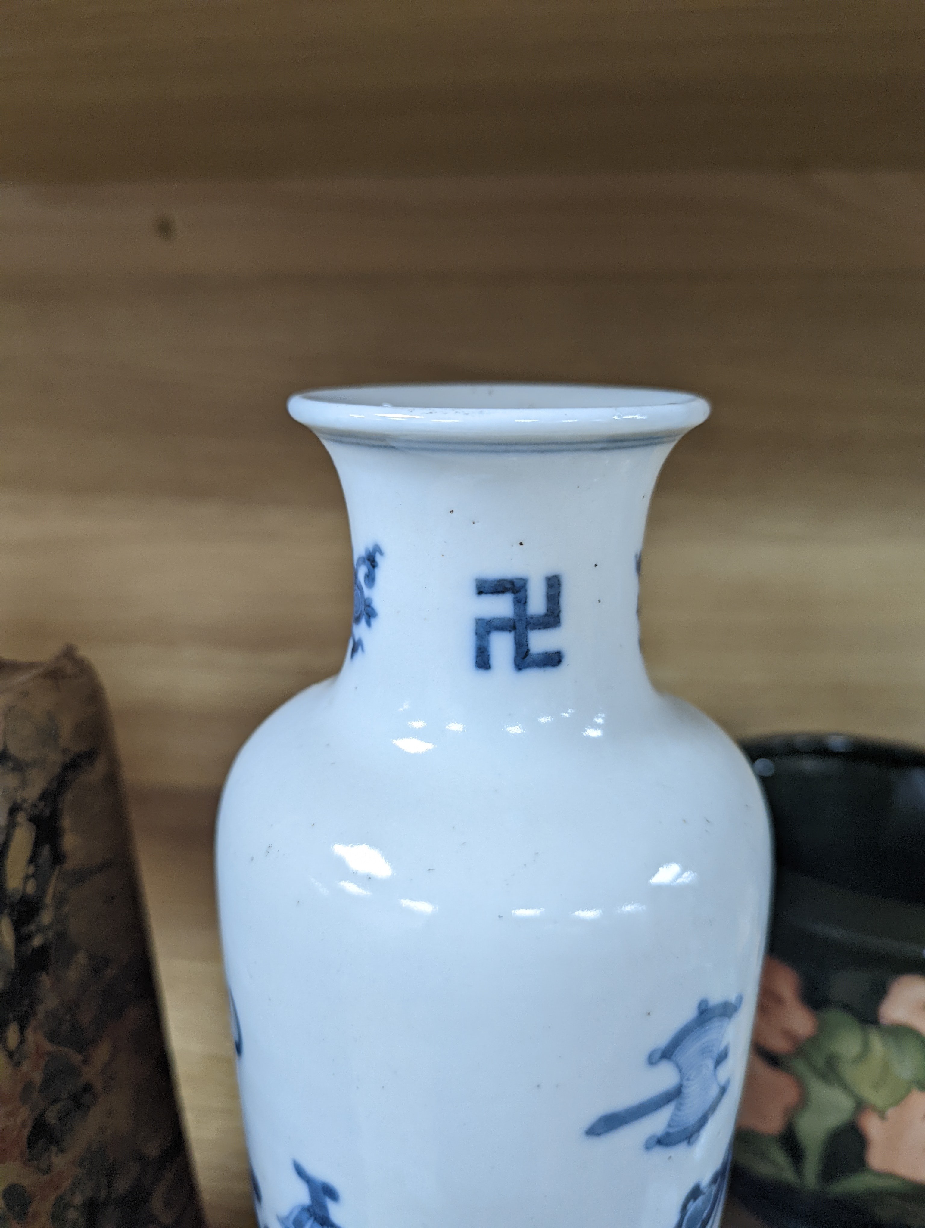 A Chinese blue and white vase 26cm